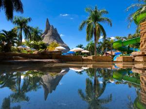 una piscina in un resort con palme e scivolo d'acqua di Terra Parque Eco Resort a Presidente Prudente