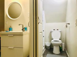 尼亚加拉瀑布Cheerful residence的带马桶和水槽的小浴室