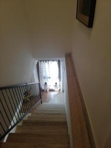 uma escada numa casa com uma janela em Casa Venelia em Monti di Licciana Nardi