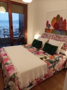 コンバーロにあるPISO EN COMBARRO A 1º LINEA DE COSTAのベッドルーム1室(大型ベッド1台、緑の枕付)