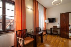 Televízia a/alebo spoločenská miestnosť v ubytovaní Hotel Beskid
