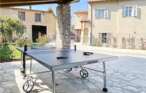 Stolní tenis v ubytování 2 Bedroom Gorgeous Apartment In Bastia Di Albenga nebo okolí