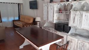 Amaneceres en Punta mogotes في مار ديل بلاتا: غرفة معيشة مع طاولة وأريكة