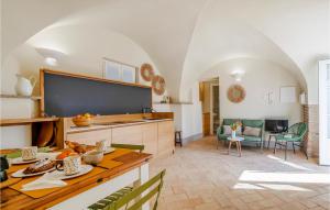 Televízia a/alebo spoločenská miestnosť v ubytovaní 2 Bedroom Gorgeous Apartment In Bastia Di Albenga