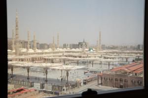 een uitzicht op een groot gebouw met een stad op de achtergrond bij Taiba Madinah Hotel in Al Madinah