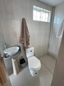 a white bathroom with a toilet and a sink at Apto Completo Monteria, cómodo con Wifi y SmarTV in Montería