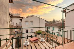 balkon ze stołem i widokiem w obiekcie Maddalena Apartment by Mamo Florence we Florencji