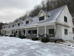 Slaty Fork的住宿－Morning Glory Inn，一座大白房子,地面上积雪