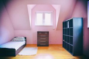 ein Schlafzimmer mit einem Bett, einer Kommode und einem Fenster in der Unterkunft Domek Chańcza in Chańcza