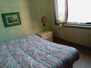 1 dormitorio con cama y ventana en l'impossibile, en Appiano Gentile