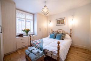 - une chambre avec un lit et une fenêtre dans l'établissement Waterman's Cottage, à Kent