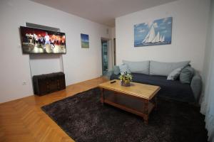 Televízia a/alebo spoločenská miestnosť v ubytovaní Moderan apartman u blizini mora