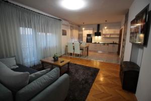 Kuchyňa alebo kuchynka v ubytovaní Moderan apartman u blizini mora + 10 fotografií