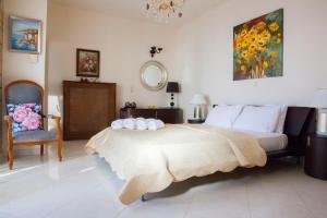 Una cama o camas en una habitación de Contessina's House breathtaking view Farsa