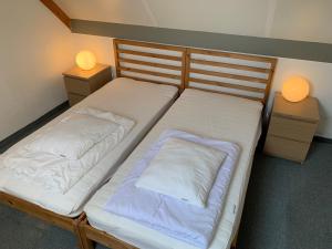 Een bed of bedden in een kamer bij Huisjes aan zee