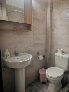 Kúpeľňa v ubytovaní ΧΑΡΗΣ ROOMS