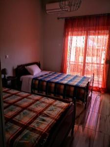 Posteľ alebo postele v izbe v ubytovaní ΧΑΡΗΣ ROOMS
