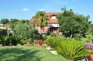 Vonkajšia záhrada v ubytovaní Villa esclusiva con piscina privata e vista Etna