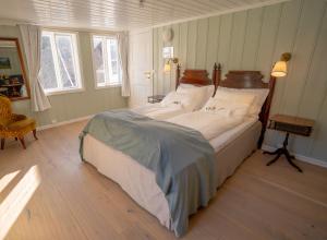 Un pat sau paturi într-o cameră la Husum Hotel