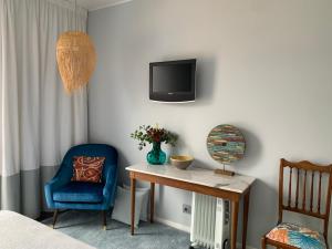 sypialnia z biurkiem, krzesłem i telewizorem w obiekcie Belvedere Boutique - Adults only w Funchal