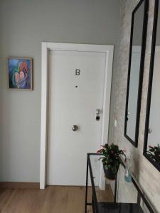a white door with the letter b on it in a room at Apartamento Retiro in Madrid