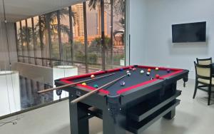 Comfort Hotel & Suítes Rondonópolis tesisinde bir bilardo masası