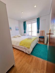 um quarto com uma cama grande e um tapete verde em Sunflower Venecia em Santa Pola