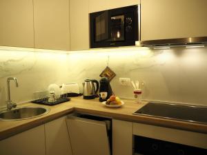 cocina con fregadero y microondas en Romantic stone house by the sea ****, en Kotor