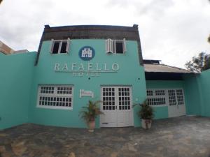 un edificio azul con el nombre de hotel Rafalula en RAFAELLO HOTEL, en São Borja