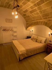 una camera da letto con un grande letto e un soffitto in pietra di B&B Gallina 18 a Bari