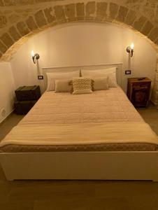 Un dormitorio con una cama grande en una habitación. en B&B Gallina 18, en Bari