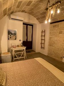 Un dormitorio con una cama y una mesa en una habitación. en B&B Gallina 18, en Bari