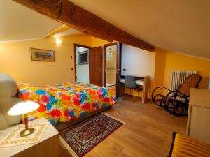 una camera con letto e tavolo con lampada di Verona City Arsenale Apartment a Verona