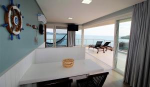 sala de estar con vistas al océano en 1082 - Flat Vista para o Mar e Piscina privativa em Bombinhas, en Bombinhas