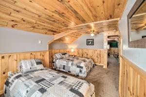 Letto o letti in una camera di Secluded and Peaceful Upper Peninsula Getaway!