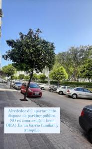una señal en el lado de una calle con un árbol en Sherryhouse, en Jerez de la Frontera