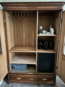 アムステルダムにあるDahli's Sleep Boutiqueの木造の小屋(テレビ付)