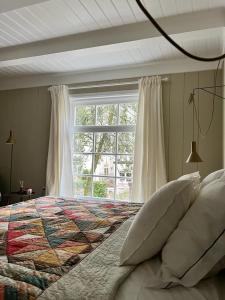 Schlafzimmer mit einem großen Bett und einem Fenster in der Unterkunft Dahli's Sleep Boutique in Amsterdam