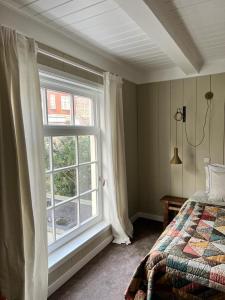 ein Schlafzimmer mit einem Bett und einem großen Fenster in der Unterkunft Dahli's Sleep Boutique in Amsterdam