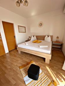 een slaapkamer met een wit bed met een zwarte aktetas erop bij The Manzoni family 5 in Punat