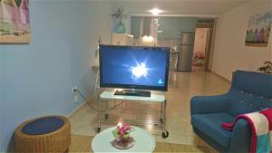 Telewizja i/lub zestaw kina domowego w obiekcie Cerca playa-AA-Patio privado
