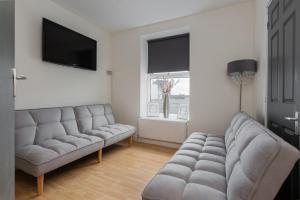 een woonkamer met 2 banken en een flatscreen-tv bij RST Stanley Park in Liverpool