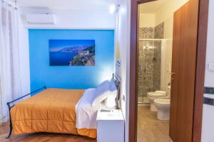 een ziekenhuiskamer met een bed en een badkamer bij B&B Amalfi Coast Salerno in Salerno