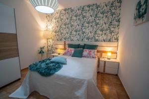 Un dormitorio con una cama blanca con una manta. en Ke Casetta Tenerife, en Costa del Silencio