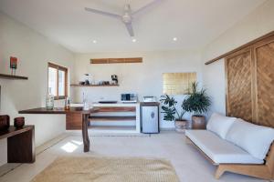 Dapur atau dapur kecil di Casa Roni - 5 Bedroom Luxury Villa with Ocean View