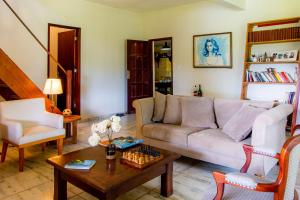 un soggiorno con un divano e un tavolo di Guest House Fazenda do Francês & Culinária Francesa a Cachoeiras de Macacu