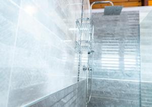 een badkamer met een douche met een glazen deur bij La Savannah Villa in Labuthie +52 foto's