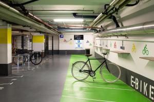un vélo garé sur un sol vert dans un bâtiment dans l'établissement Radisson Blu Hotel Bremen, à Brême