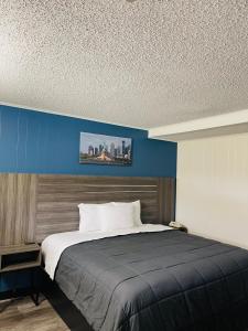 a bedroom with a large bed with a blue wall at Crown Inn in Linden