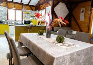 een eettafel met een wit tafelkleed en stoelen bij La Savannah Villa in Labuthie